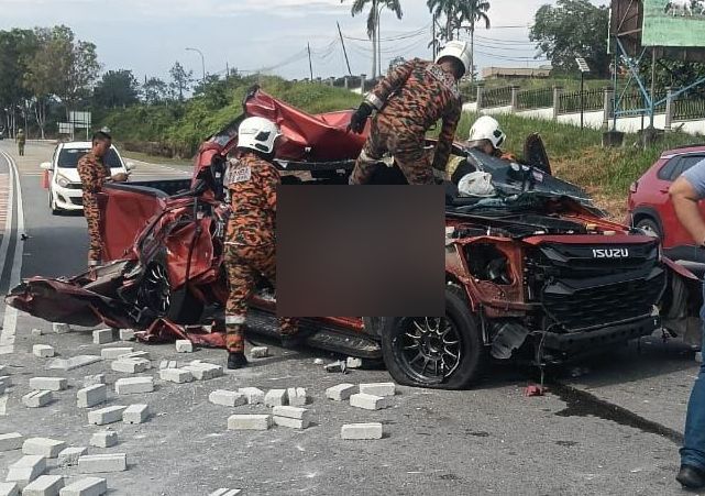 Man dies after 4WD crashes into back of lorry near Kluang