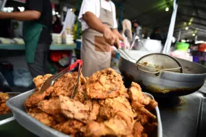 M’sian gives up RM4.5k accounting job to sell fried chicken