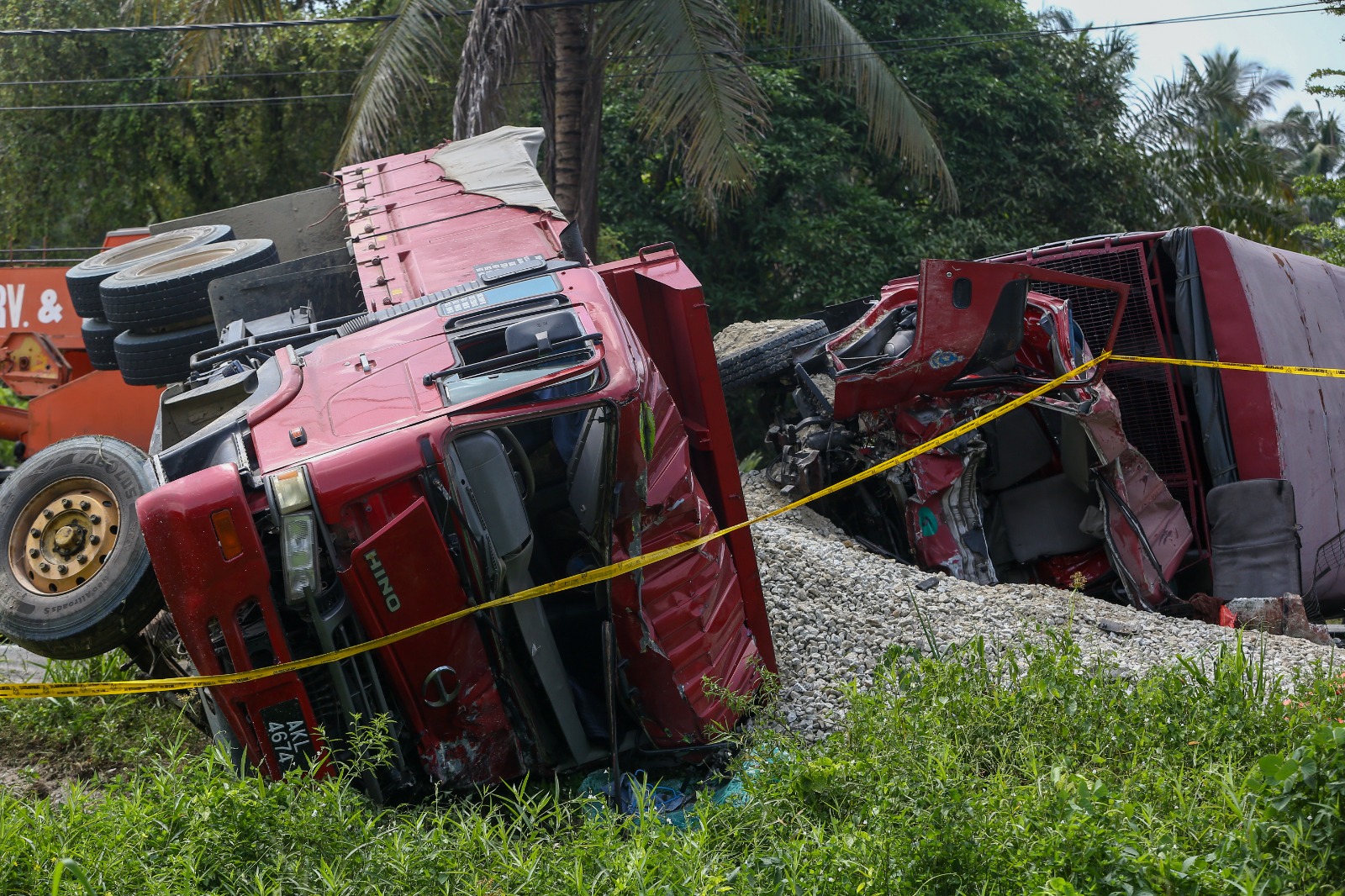 Muatan berlebihan punca lori tipper langgar trak FRU