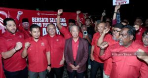Muhyiddin arrives at Bersatu meeting to shouts of 'Hidup Abah'