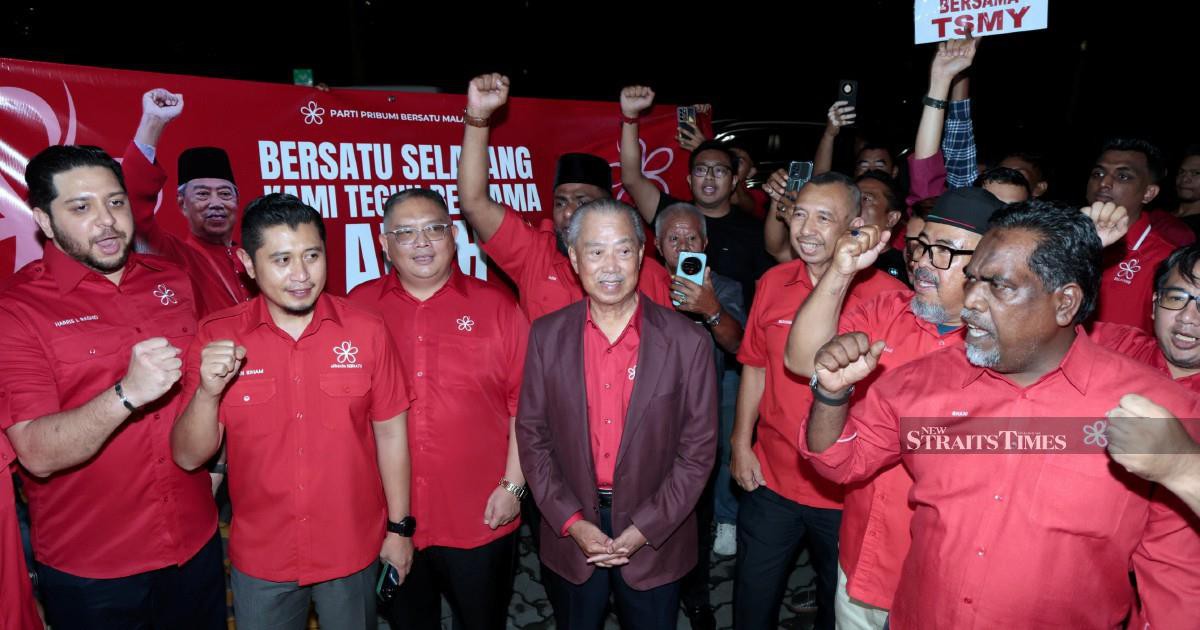 Muhyiddin arrives at Bersatu meeting to shouts of 'Hidup Abah'