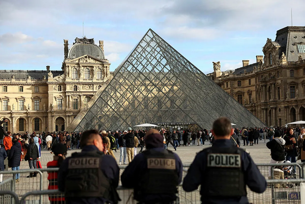 'Mystery detective' in Louvre jewel heist photo is suburban teen