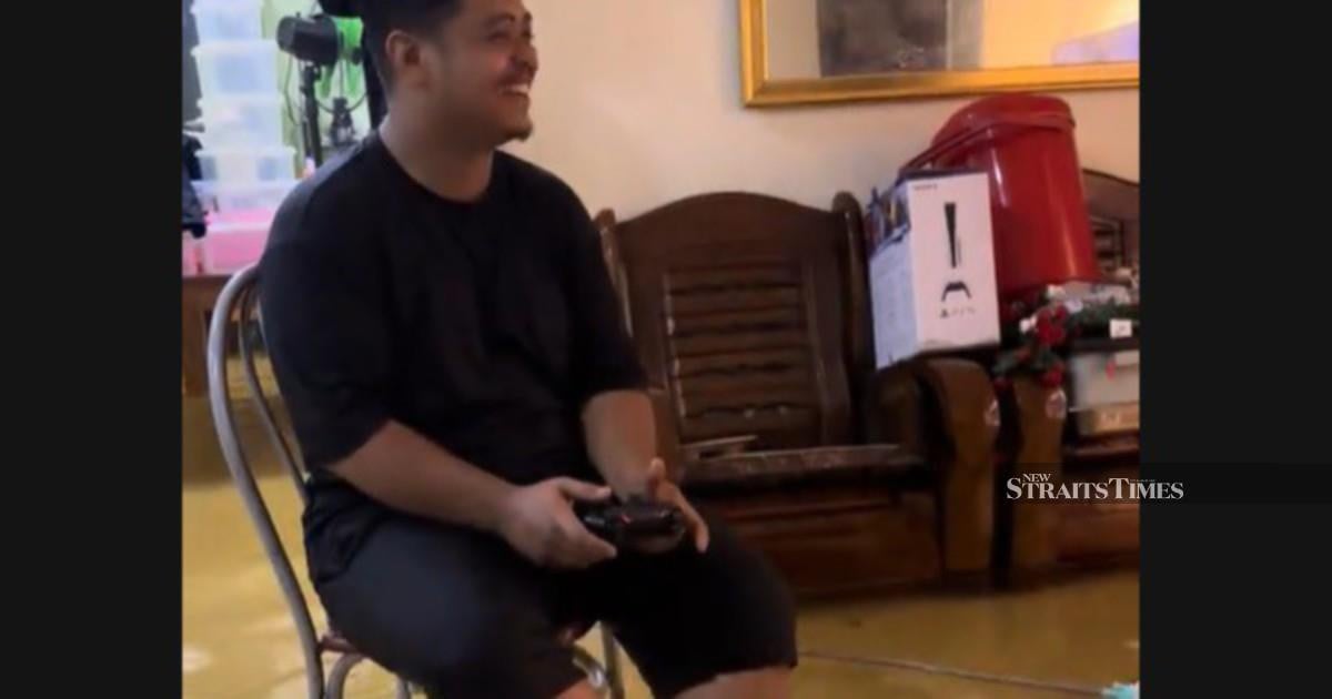 #NSTviral: Ankle-deep floods? No problem for these gamers