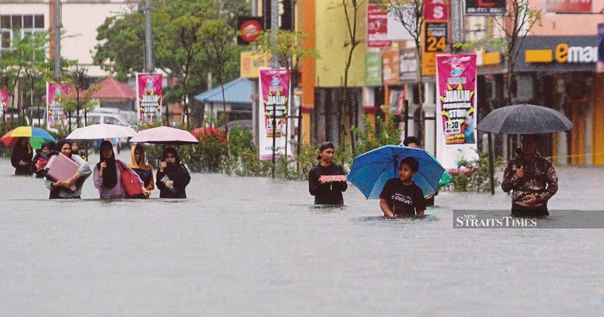 Number of flood evacuees rises to over 8,000 nationwide
