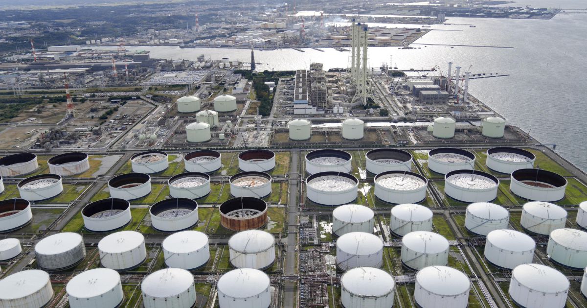 Oil settles higher as tight fuel markets offset crude supply concerns