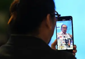 PM Anwar raises alarm over journalists’ low pay