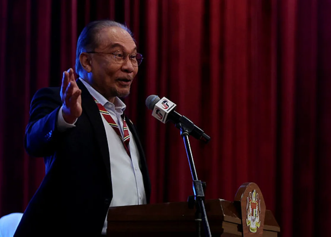 PM Anwar urges civil servants to pursue integrity and excellence