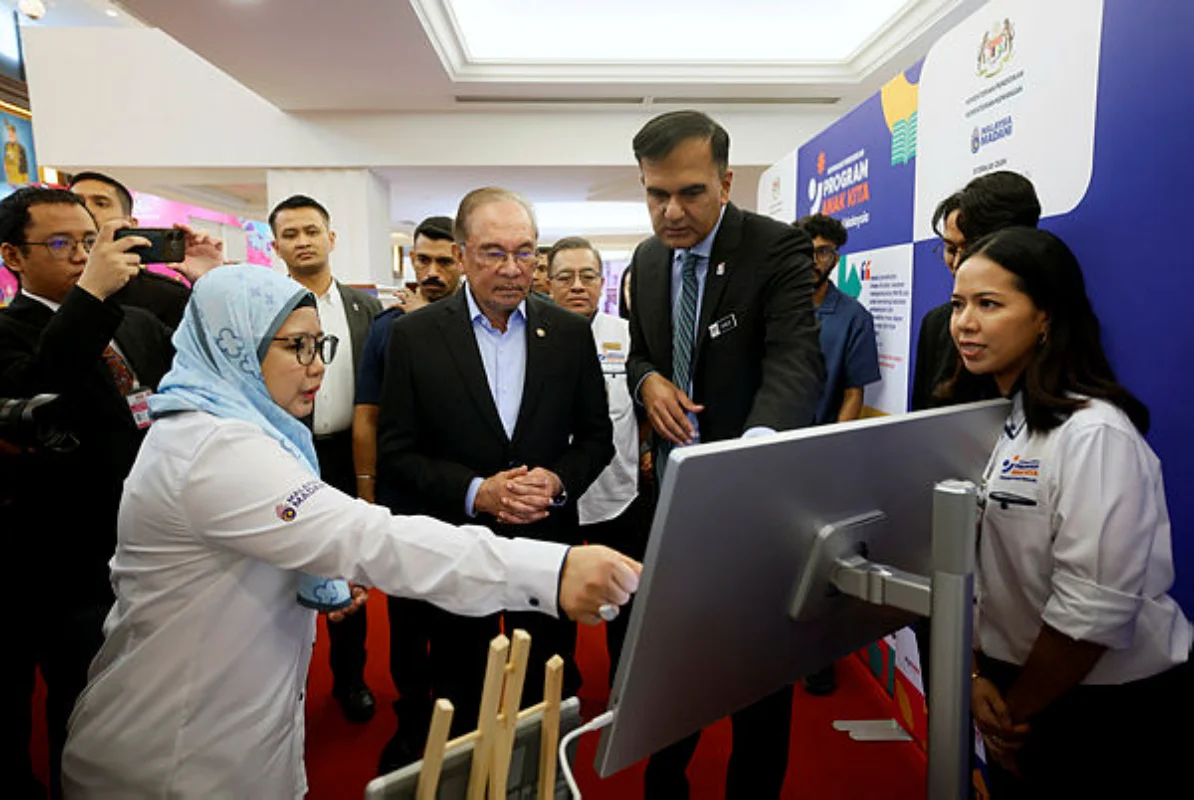 PM Anwar visits education exhibition to tackle student dropout rates