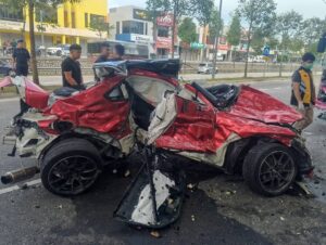 Pemandu Toyota GR86 maut rempuh bas