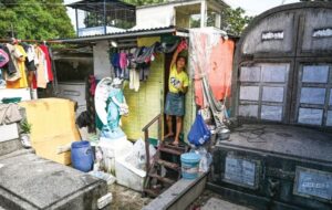 Penduduk miskin Filipina berumah di celah kubur