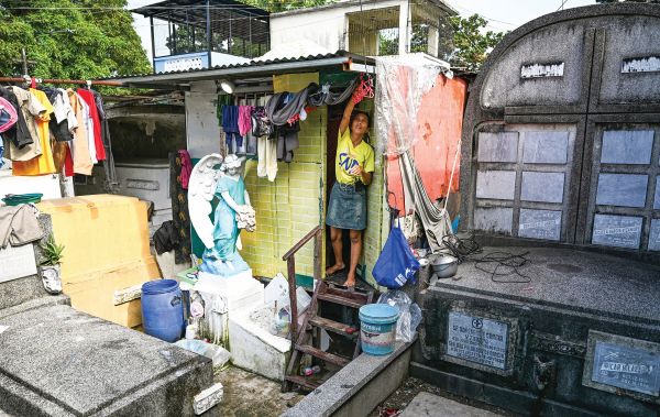 Penduduk miskin Filipina berumah di celah kubur