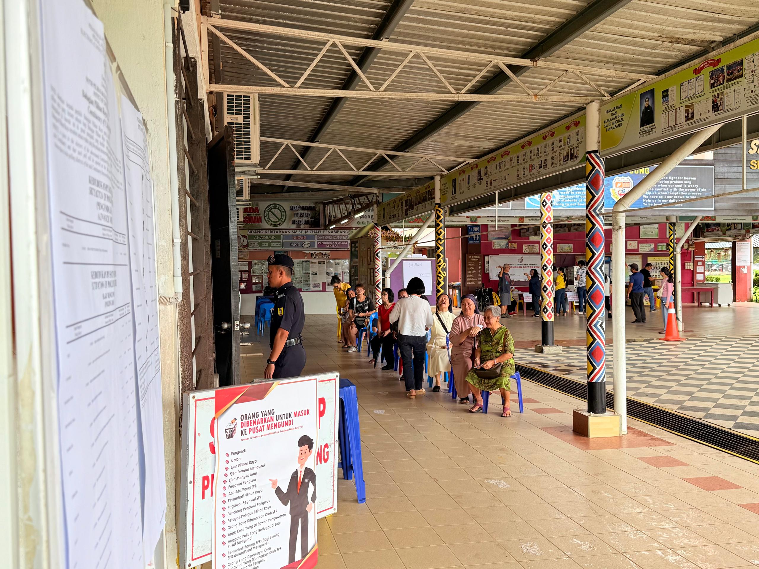 Pengundi tunai tanggungjawab meskipun hujan 