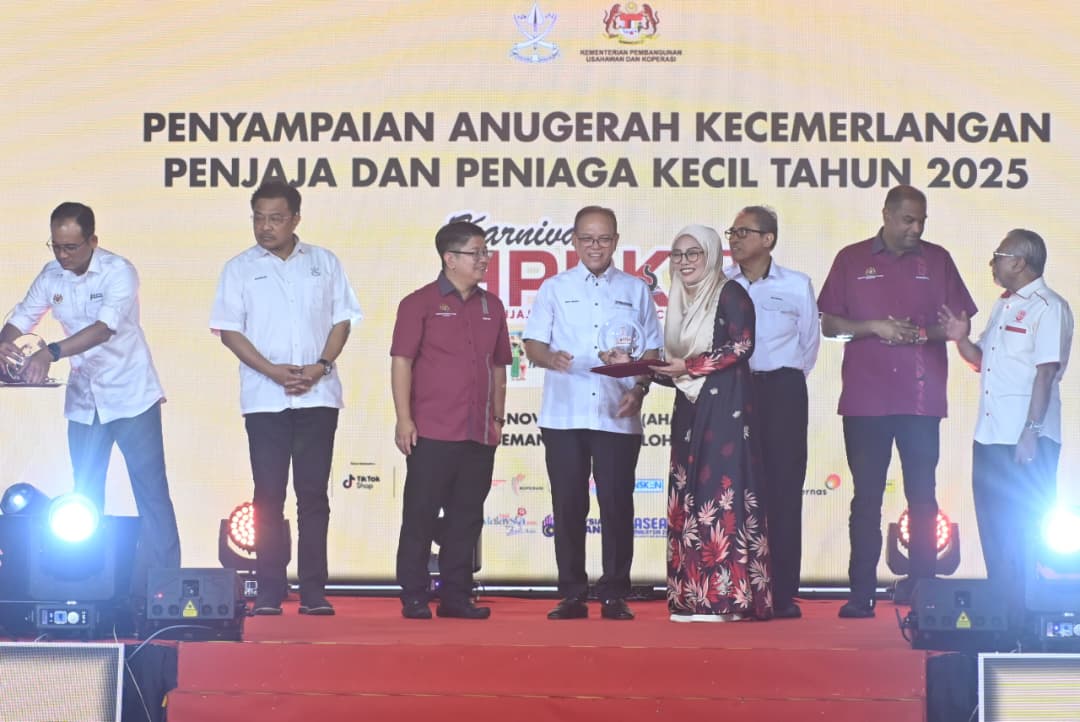 Penjaja, peniaga kecil wira ekonomi rakyat  