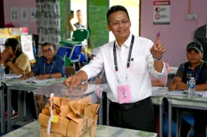 Peto Galim votes early in Sabah's Inanam 13-cornered contest