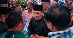 Political leaders huddle in talks on forming new Sabah govt