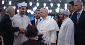 Pope Leo visits Istanbul's Blue Mosque