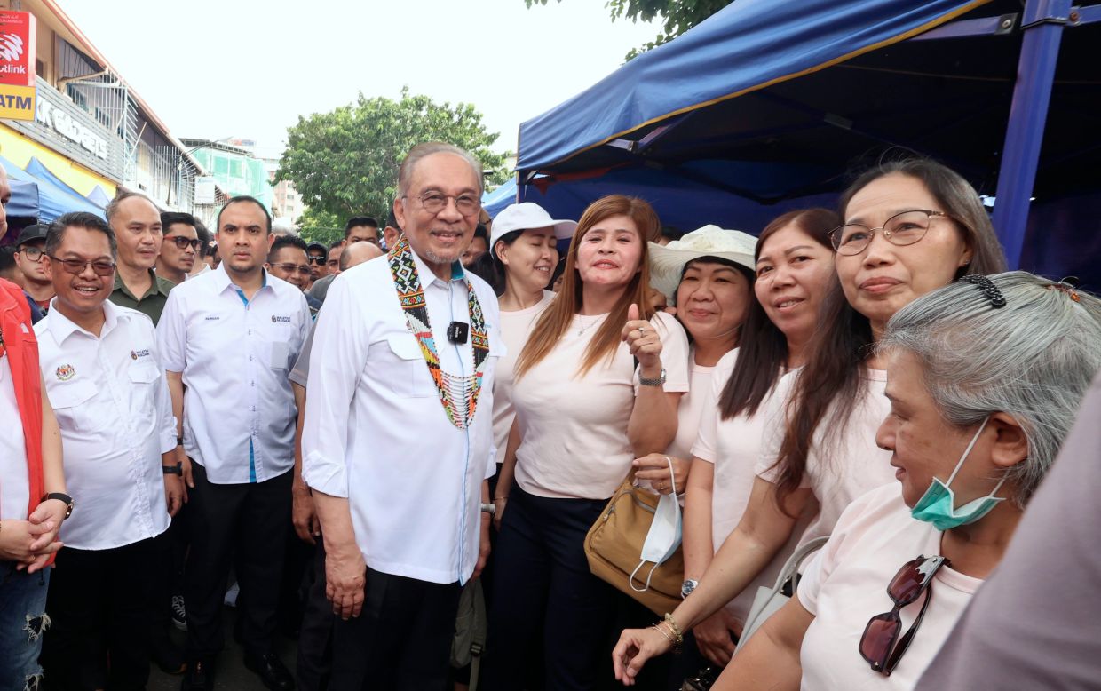 RM17bil allocated to Sabah, says Anwar at Gaya Street market