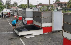 Ribut rosakkan premis perniagaan tepi pantai