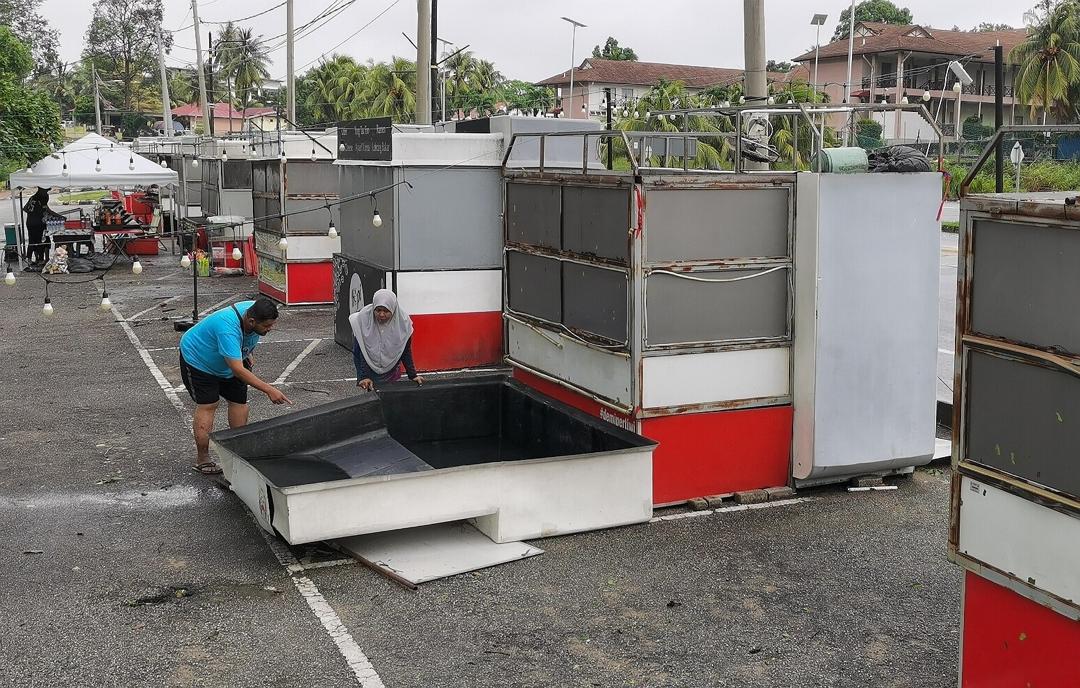 Ribut rosakkan premis perniagaan tepi pantai