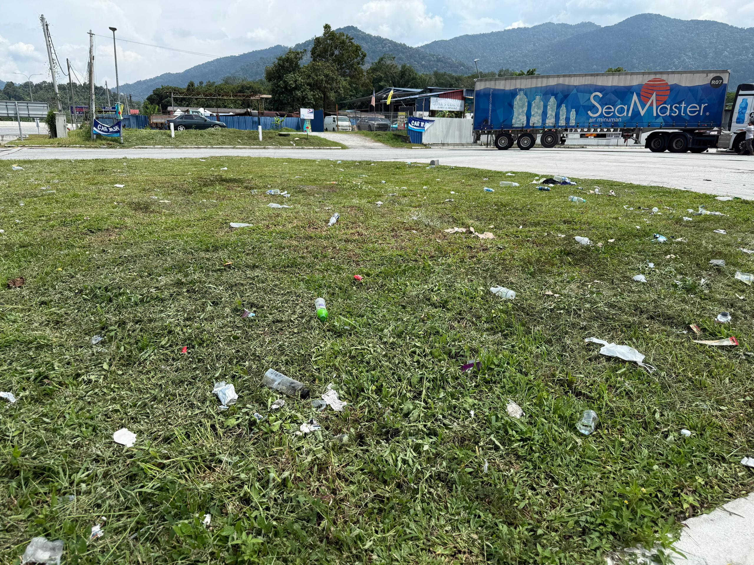 Sampah bertaburan cemarkan Jalan Seremban-Kuala Pilah
