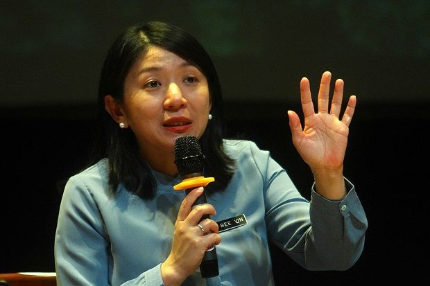 School complaint boxes 'failing', students left feeling exposed, town hall told