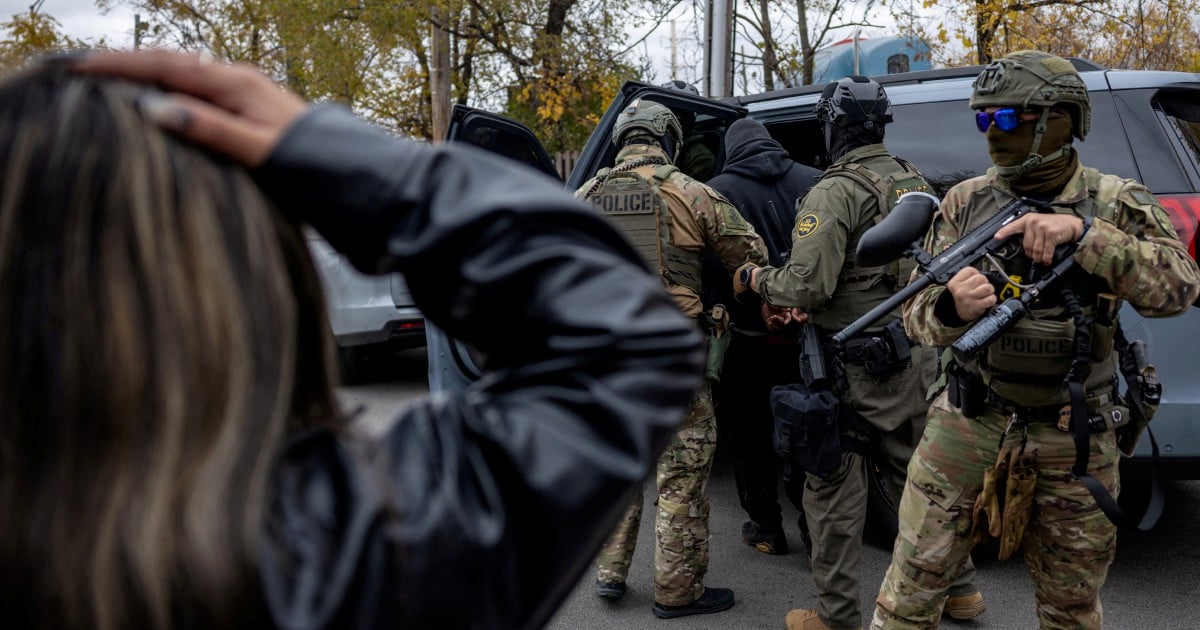 Shots fired in Chicago at immigration officers, Trump admin says