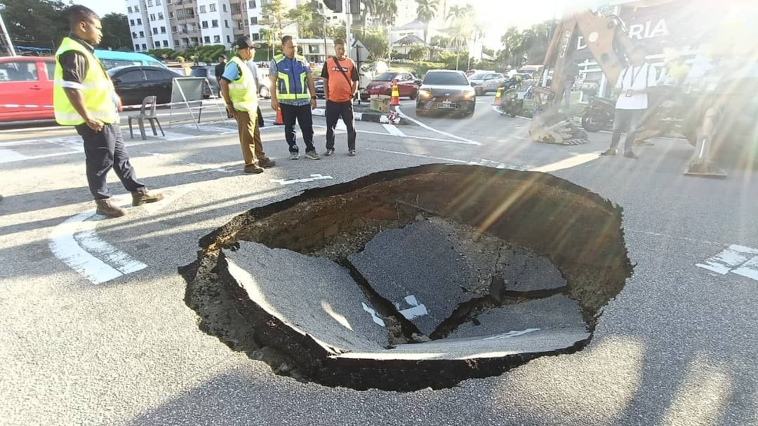 Sinkhole appears in Bayan Lepas, nearby roads closed