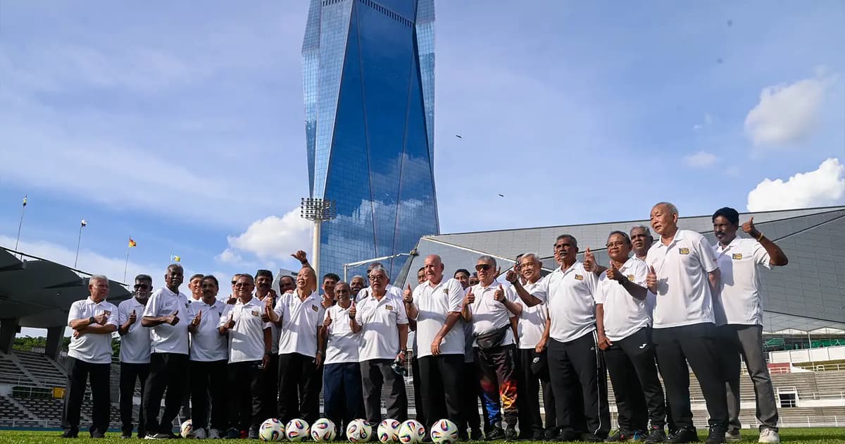 Sporting legends return to Stadium Merdeka for walk with Pahang ruler