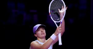 Swiatek swats aside Keys for winning start at WTA Finals