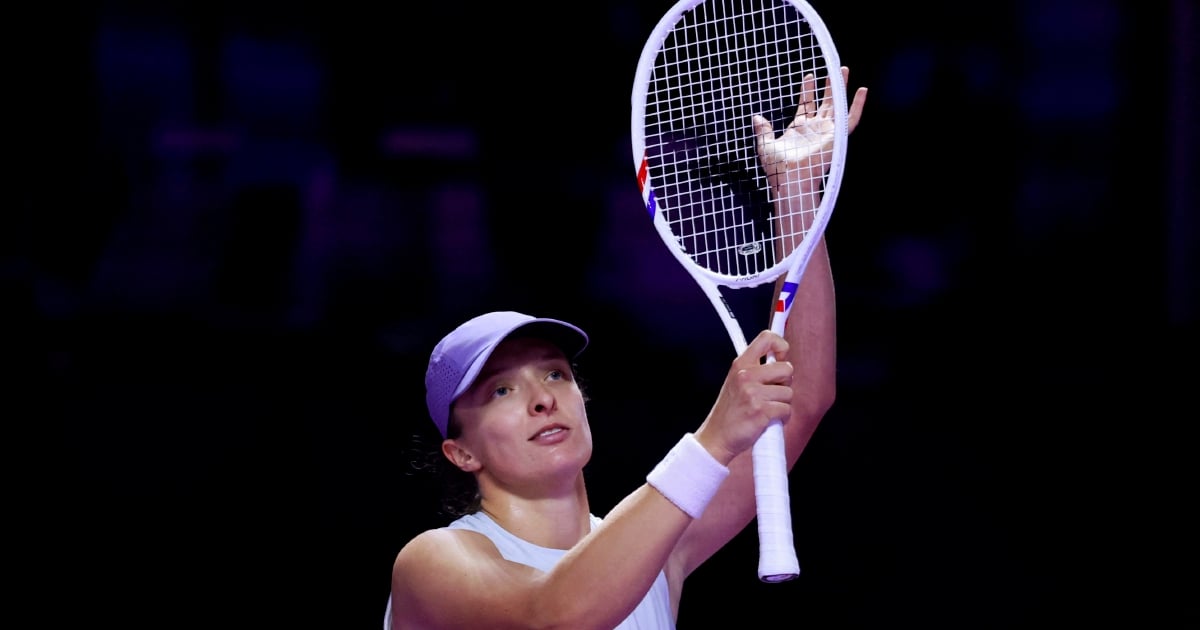 Swiatek swats aside Keys for winning start at WTA Finals