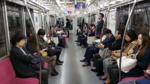 Syarikat Di Jepun Melonggarkan Garis Panduan Pakaian dan Perhiasan Untuk Menarik Pekerja