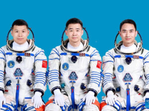 Tiga angkasawan China pulang ke bumi selepas terkandas di Stesen Angkasa Tiangong