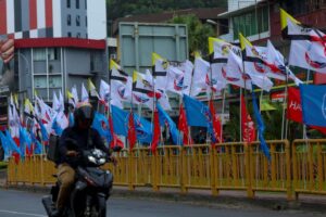 Tiga parti bersaing sengit