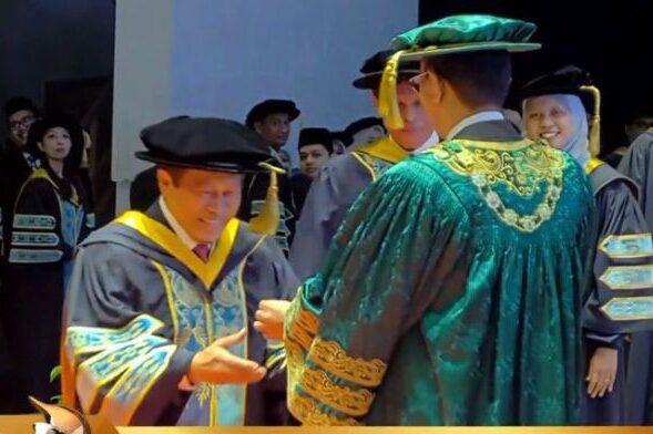 Timbalan Menteri Kerja Raya terima PhD UUM