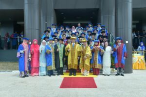 Tok Pa terima Ijazah Kehormat Doktor Pengurusan Unimap