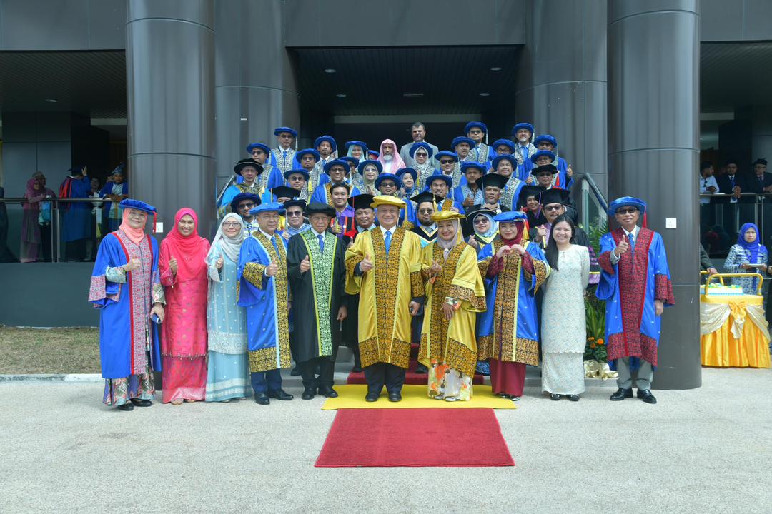 Tok Pa terima Ijazah Kehormat Doktor Pengurusan Unimap