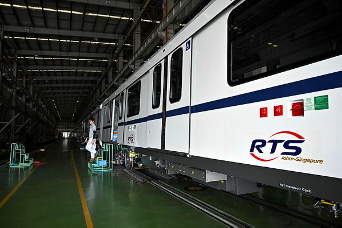Tren pertama projek RTS Link tiba di Johor Bahru
