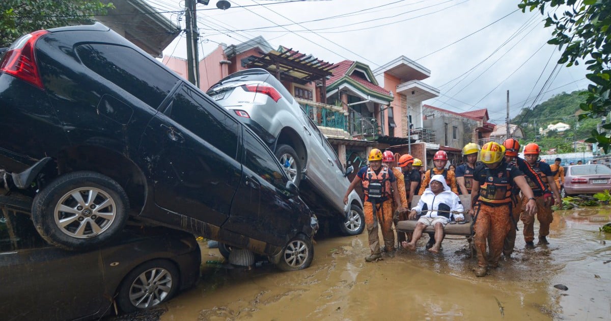 Typhoon flooding kills over 40, strands thousands in central Philippines