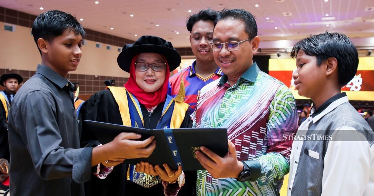 UMK lecturer completes PhD despite decade-long battle with cancer