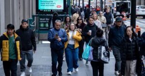 US weekly jobless claims increase moderately