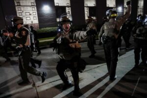 'We're not a violent city': Chicago locals take on ICE block-by-block