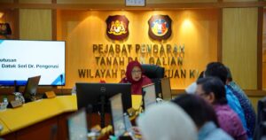 Zaliha orders urgent action on traditional village and land issues in KL