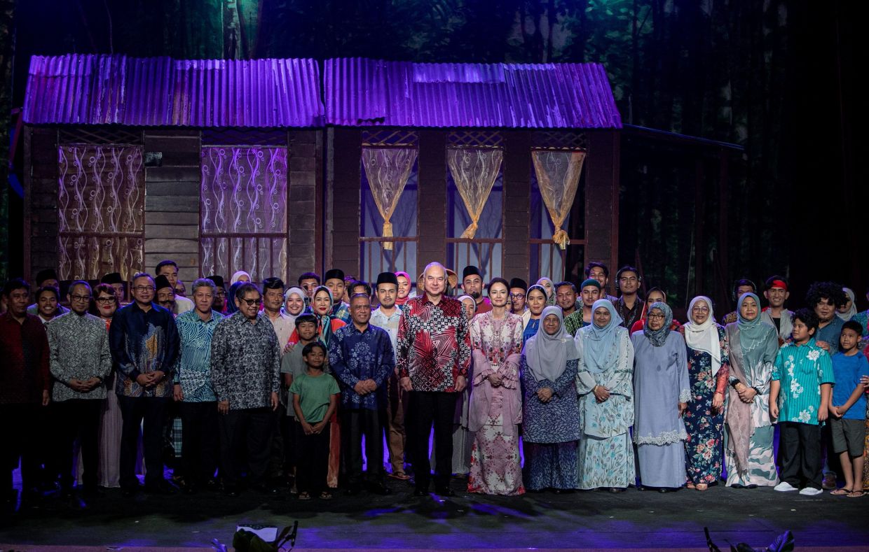 ​​​​​​​Sultan Nazrin shah graces Lat's 'Kampung Boy' theatre screening