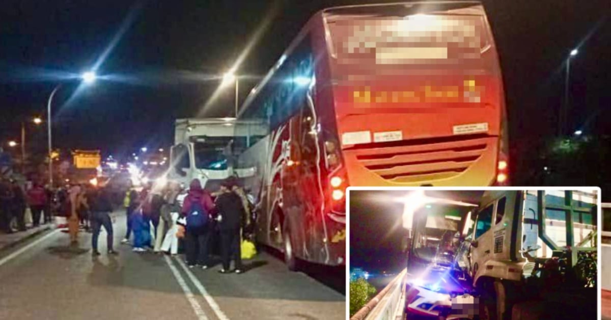 30 passengers escape unhurt as express bus, trailer collide on Endau Bridge
