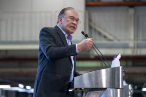 Anwar hairan pemberi rasuah diberi penghormatan