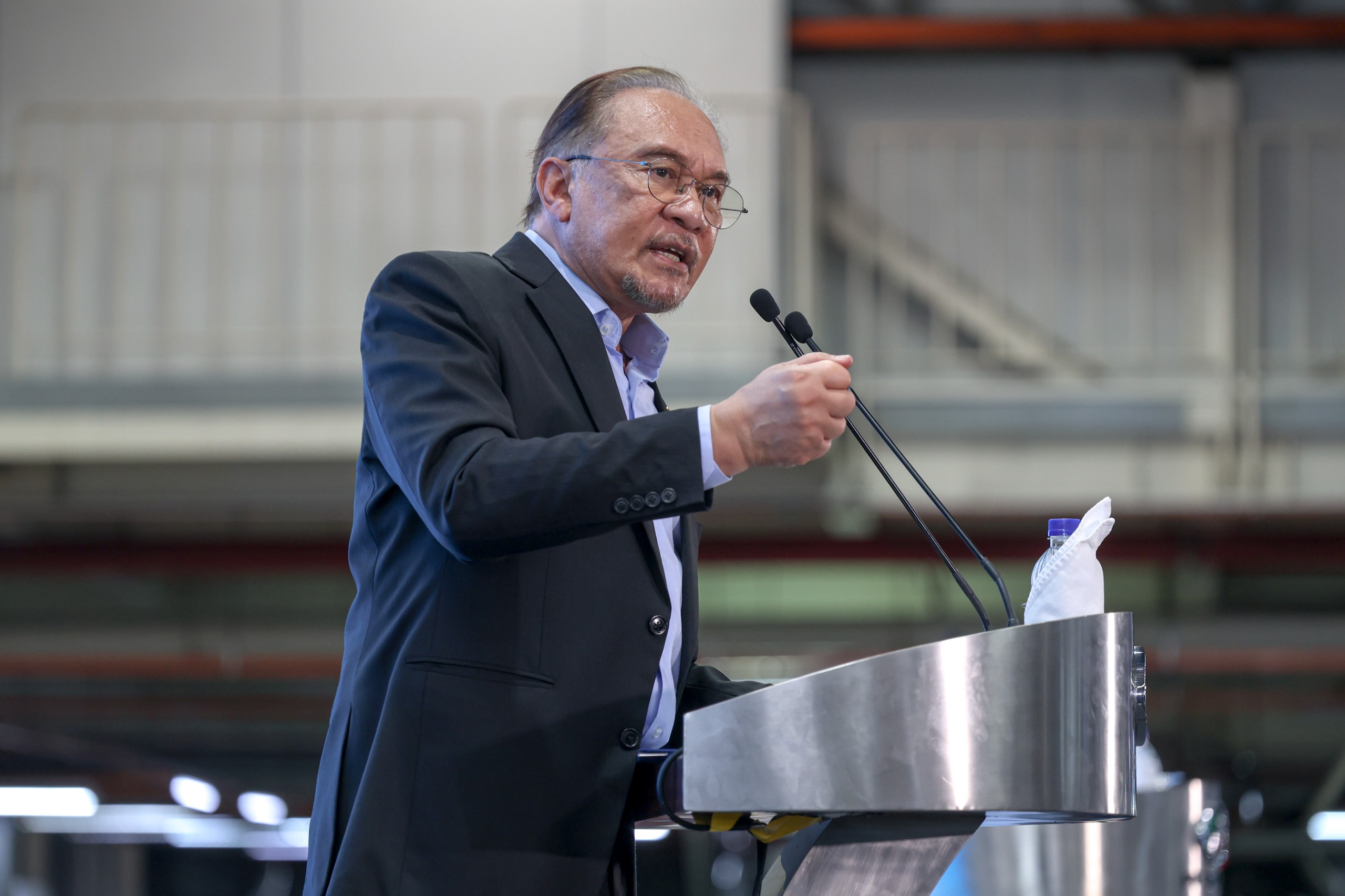 Anwar hairan pemberi rasuah diberi penghormatan