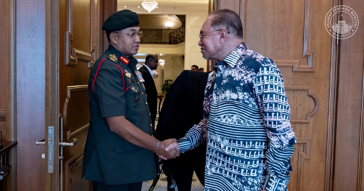Anwar receives farewell courtesy call from armed forces chief