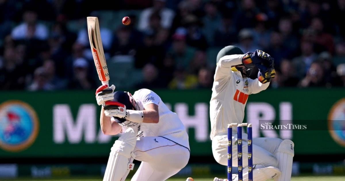 Australia lead England by 46 after 20 wickets fall on crazy day at MCG