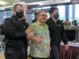 Bekas setiausaha politik didakwa rasuah lesen mineral Sabah