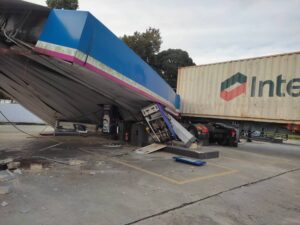 Bumbung stesen minyak runtuh dilanggar treler